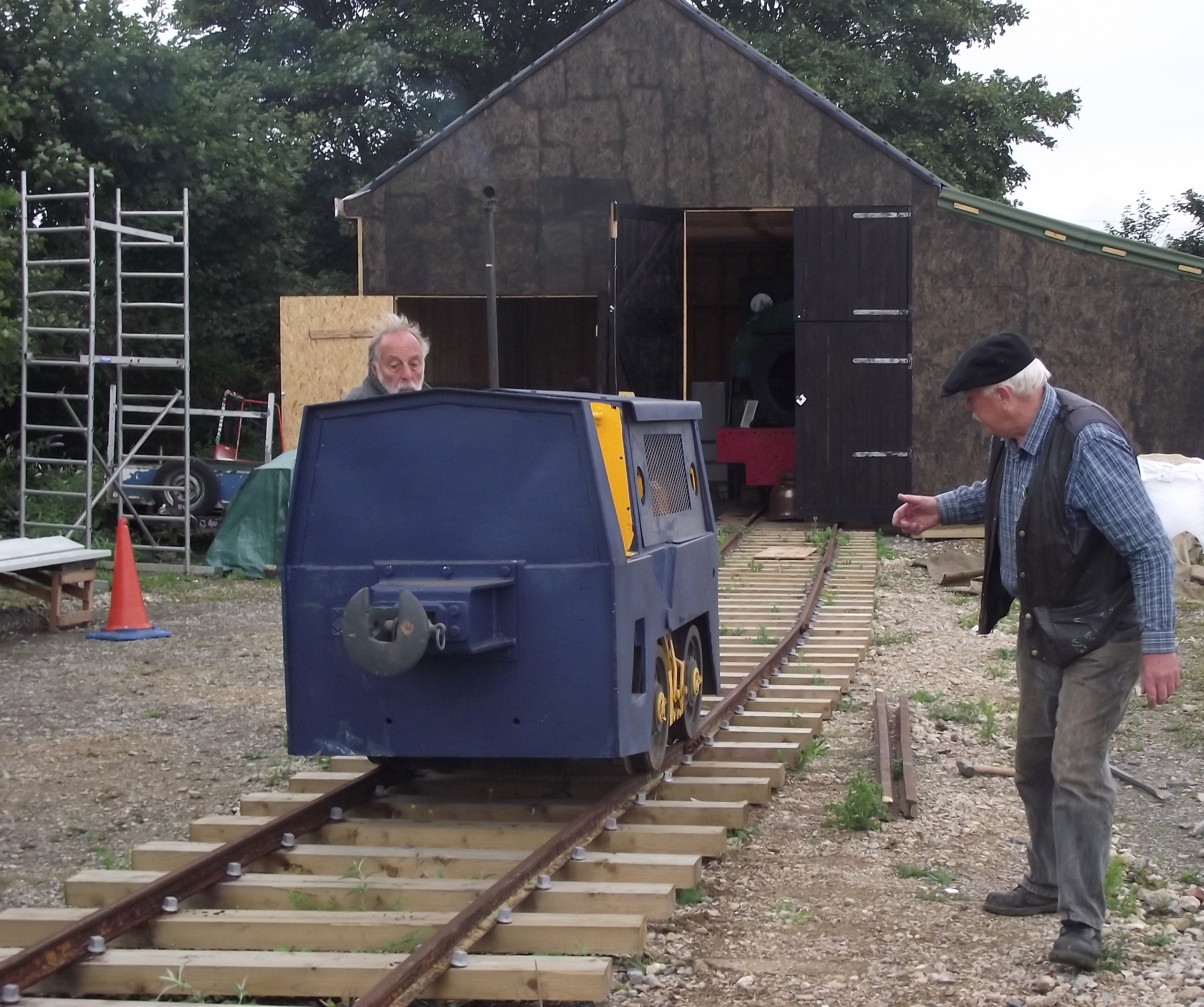 Motor Rail loco moves between sidings – without any pointwork